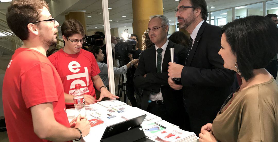 El rector de la Universidad de Jaén, Juan Gómez, durante una edición presencial de la Feria del Empleo.
