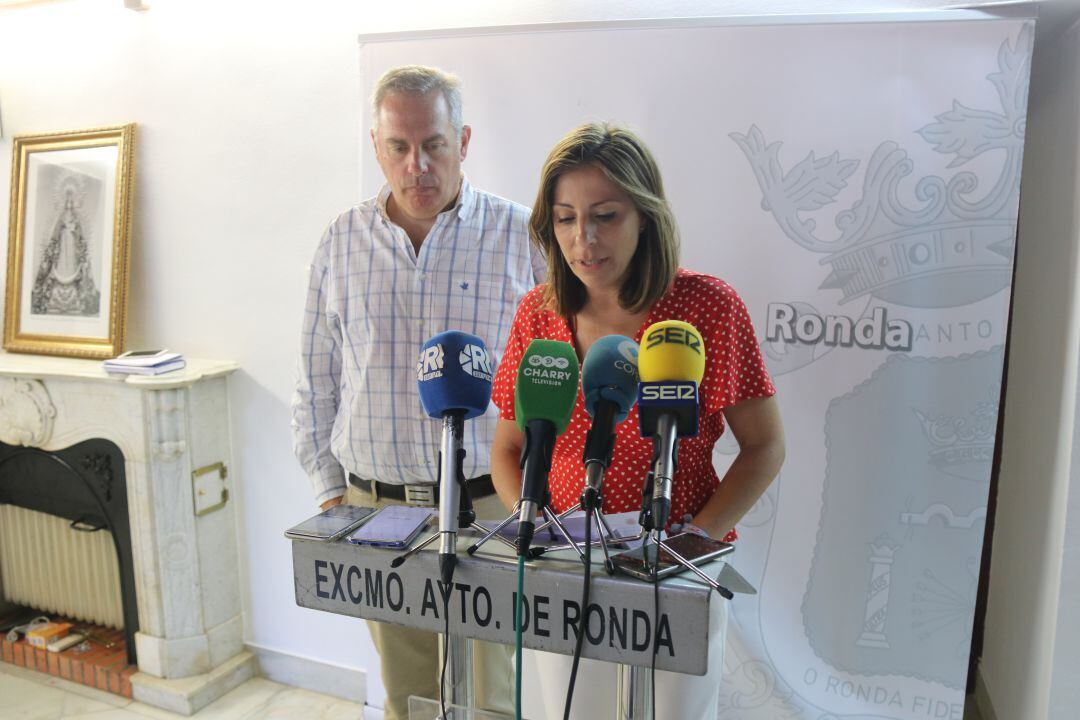 La alcaldesa, Mari Paz Fernández, junto al edil Carlos Mirasol en rueda de prensa