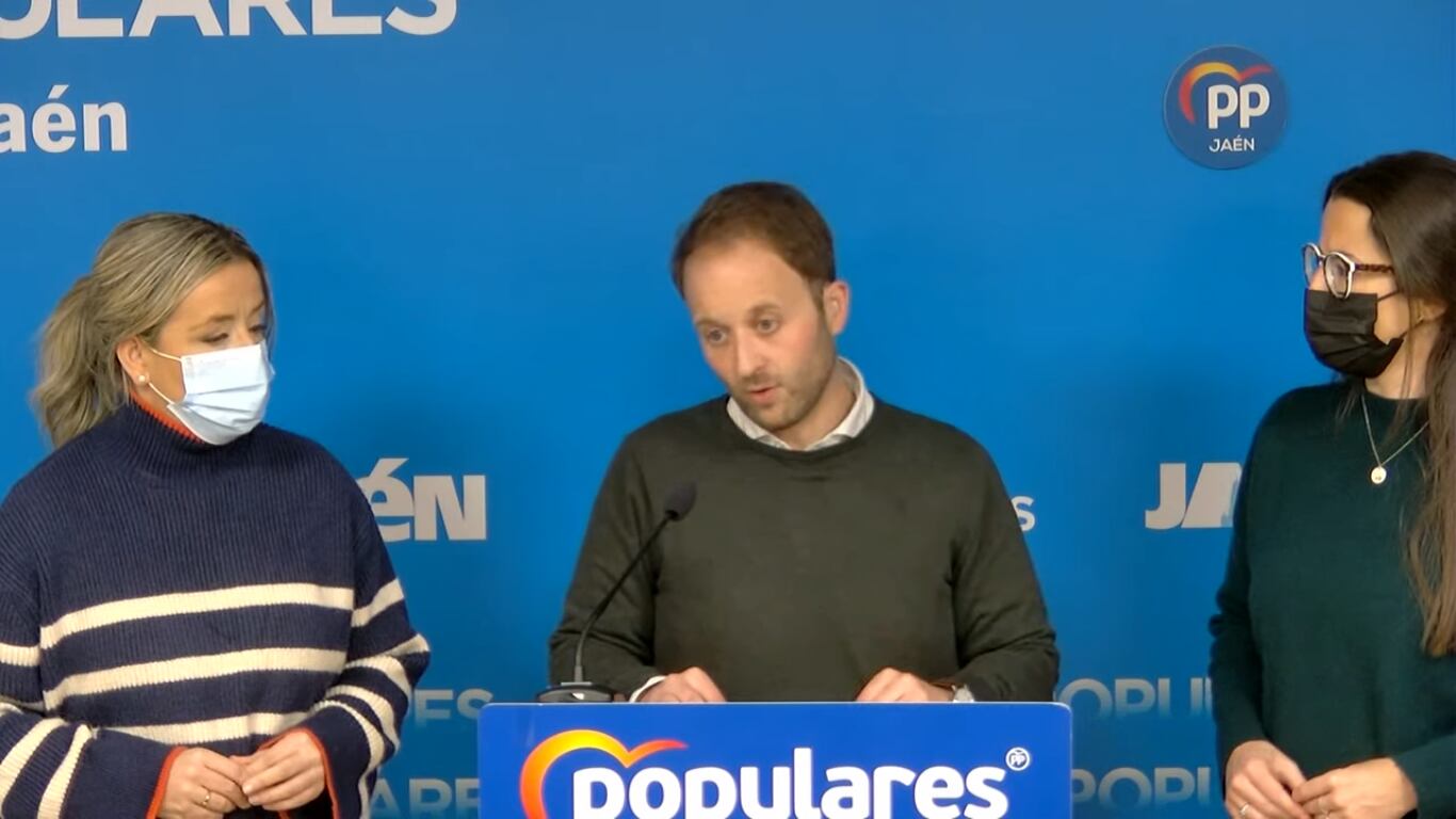 Erik Domínguez comparece ante los medios en la sede provincial del PP.