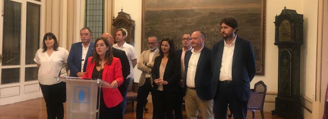 Reunión entre Inés Rey los alcaldes y alcaldesas del área de A Coruña