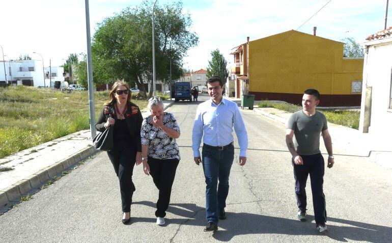 Javier Cuenca durante su visita al barrio &quot;La Estrella&quot;
