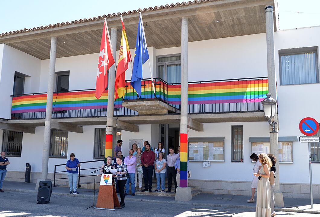 El Ayuntamiento de Valdemoro ha celebrado un acto institucional con la bandera arcoíris omnipresente en la fachada