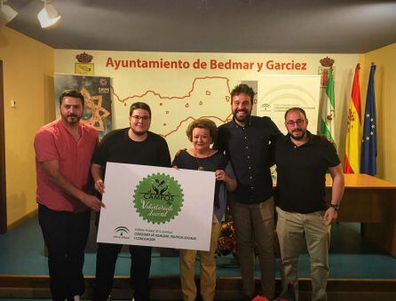 Foto de familia con las autoridades tras la presentación