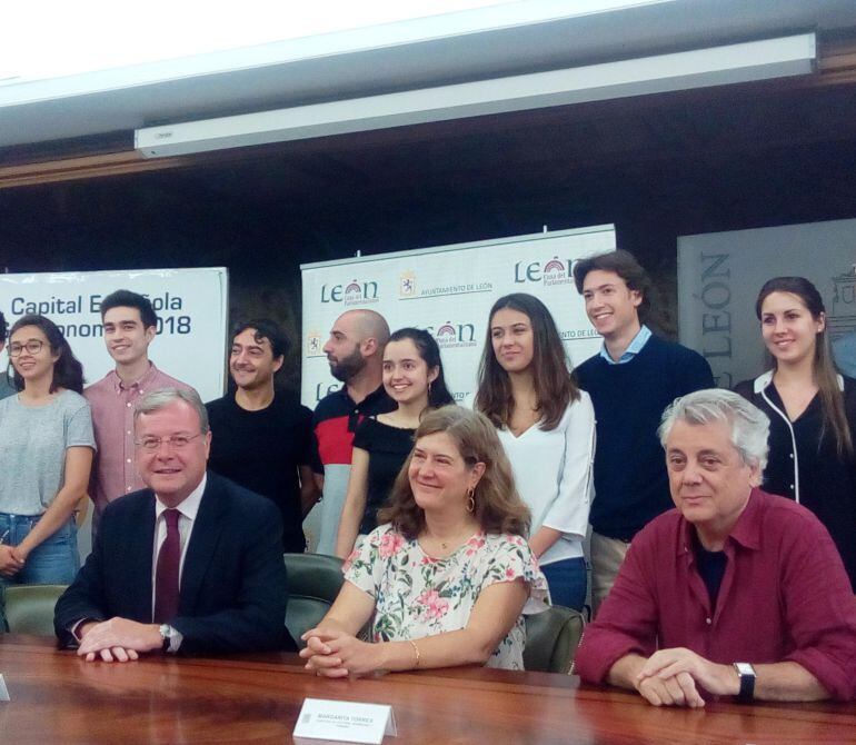El alcalde, Antonio Silván, la concejala de Cultura, Margarita Torres, y el maestro italiano, Bruno Aprea acompañados de algunos alumnos