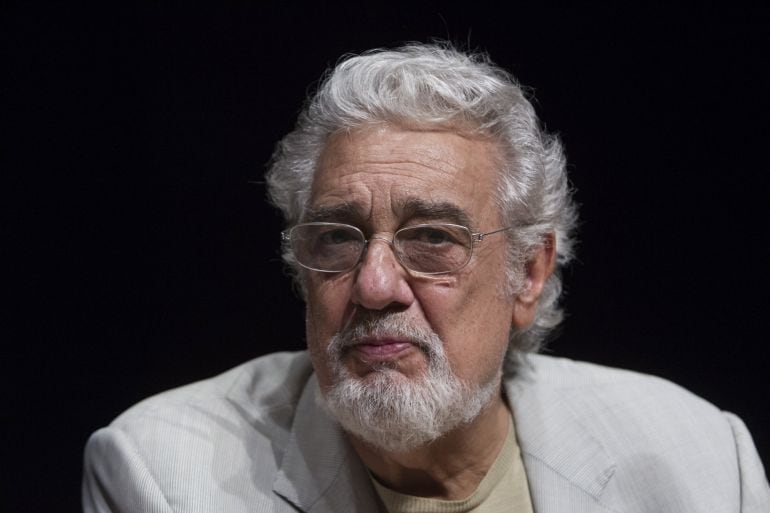 El tenor Plácido Domingo, posa para los medios de comunicación, durante la presentación el pasado lunes 18 del 50 aniversario de su debut en el Gran Teatro del Liceo con la interpretación de la ópera de Verdi &#039;Simón Boccanegra&#039; en una función programada p