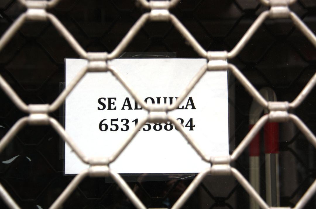 Un cartell 'd'es lloga' en un local tancat a Barcelona