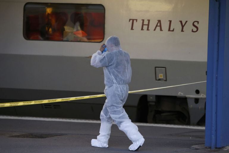 Miembros de los equipos de investigación francesa, preparados para acceder al Thalys donde se ha producido el tiroteo.