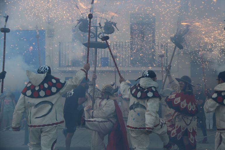 La Colla Diables Voramar del Serrallo durant la revetlla de Sant Joan, l'any passat.