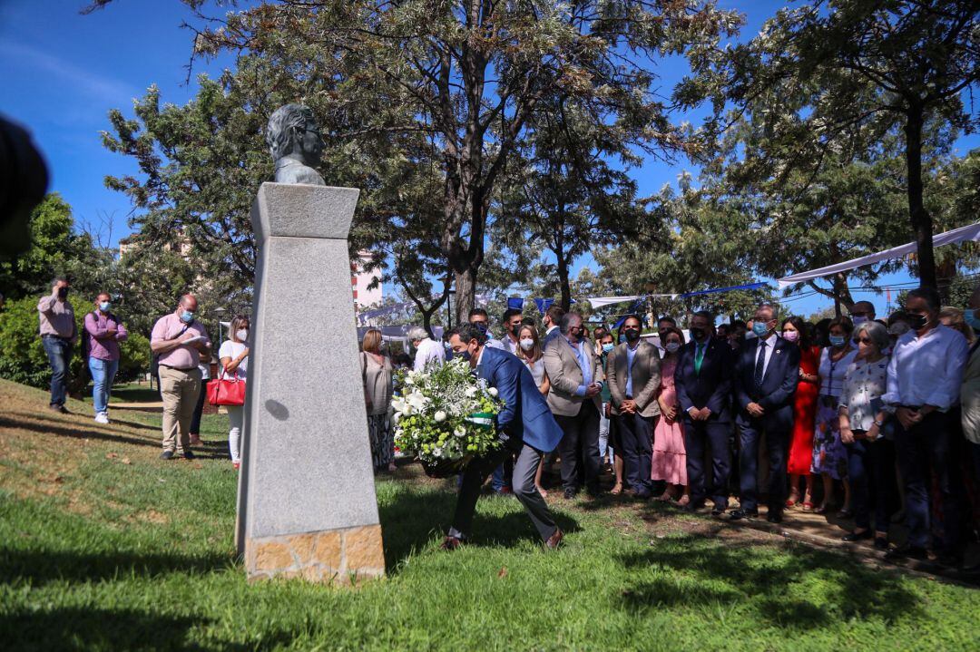 El presidente de la Junta de Andalucía, Juan Manuel Moreno Bonilla ha participado este jueves por la tarde en la ofrenda floral ante el busto de Martín Carpena, en el parque de Huelin