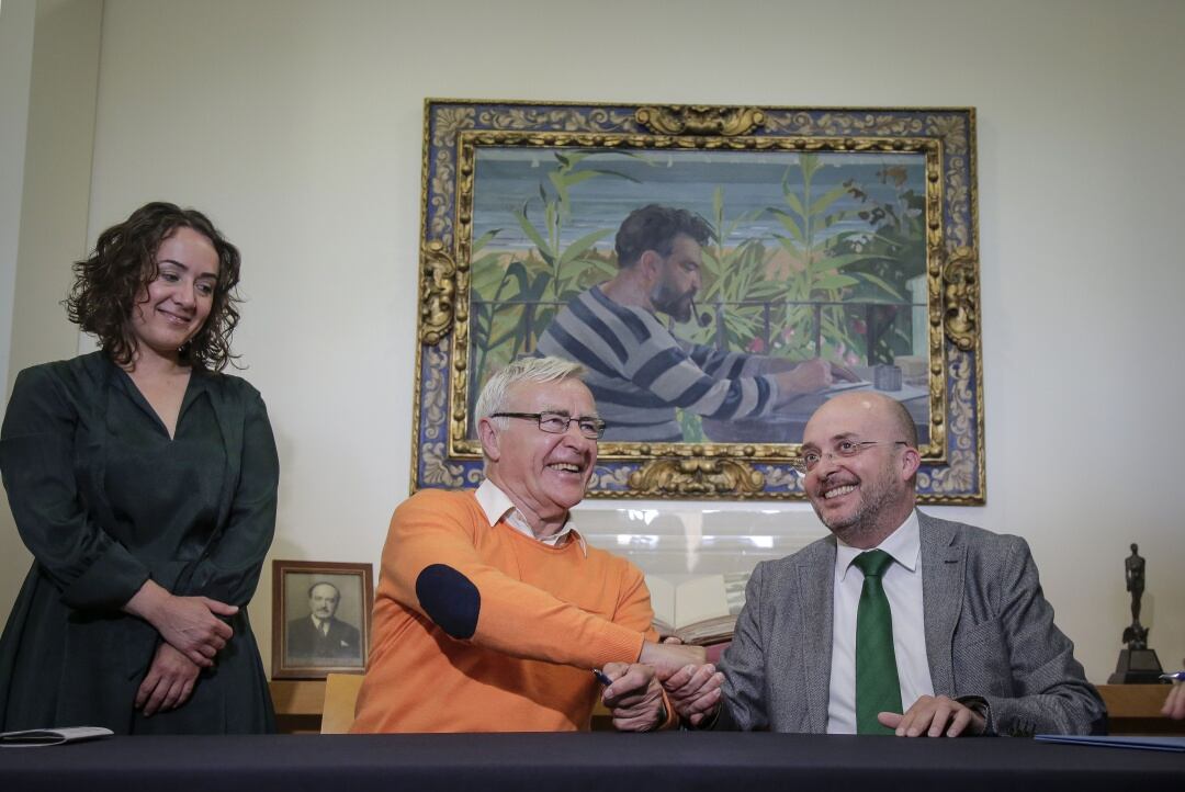 El alcalde de Valencia, Joan Ribó, ha firmado el convenido con el presidente de la Fundación Centro de Estudios Blasco Ibáñez, Ignacio Soler