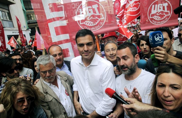 Spain&#039;s opposition Socialist Party (PSOE) leader Pedro Sanchez (C) stands between demonstrators before leading trade unions CCOO and UGT march during May Day celebrations in Valencia, Spain, May 1, 2015. International Workers&#039; Day, also known as Labour Day or May Day, commemorates the struggle of workers in industrialised countries in the 19th century for better working conditions. REUTERS/Heino Challis