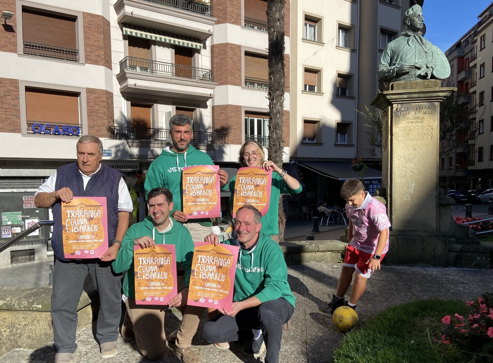 Patxi Lejardi y Oscar Treviño posan con el cartel del evento en compañía de integrantes de Ustekabe