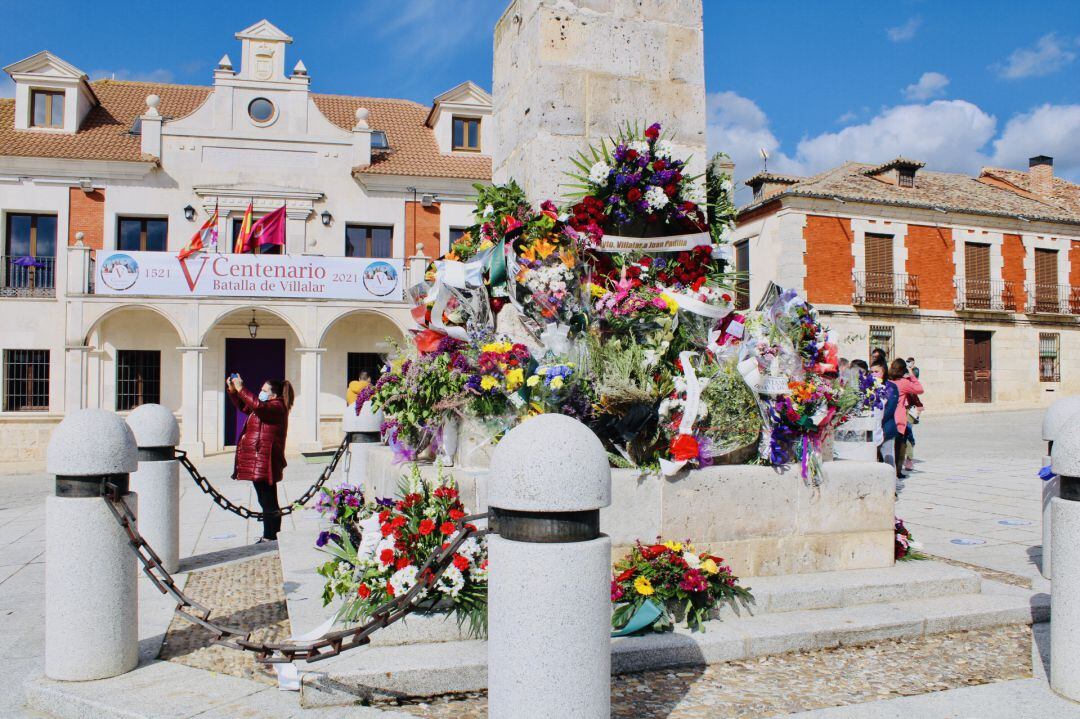 Ofrenda de flores en el monumento a los Comuuneros en Villalar