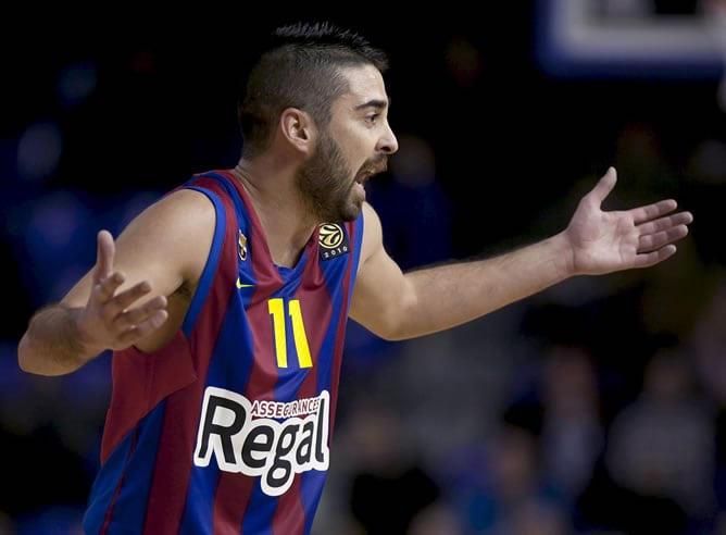 El jugador del Regal Barcelona Juan Carlos Navarro se queja de la actuación arbitral durante el  partido