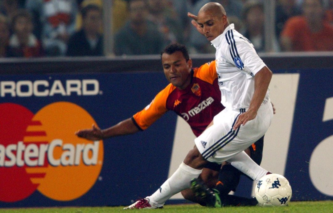 Cafú y Roberto Carlos pugnan por un balón en un partido de Champions entre la Roma y el Real Madrid