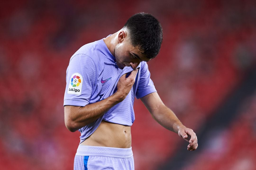 Pedri se seca el sudor con la camiseta del FC Barcelona