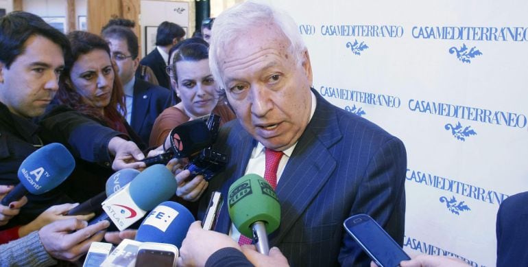 El ministro de Exteriores, José Manuel García-Margallo atiende a los medios de comunicación