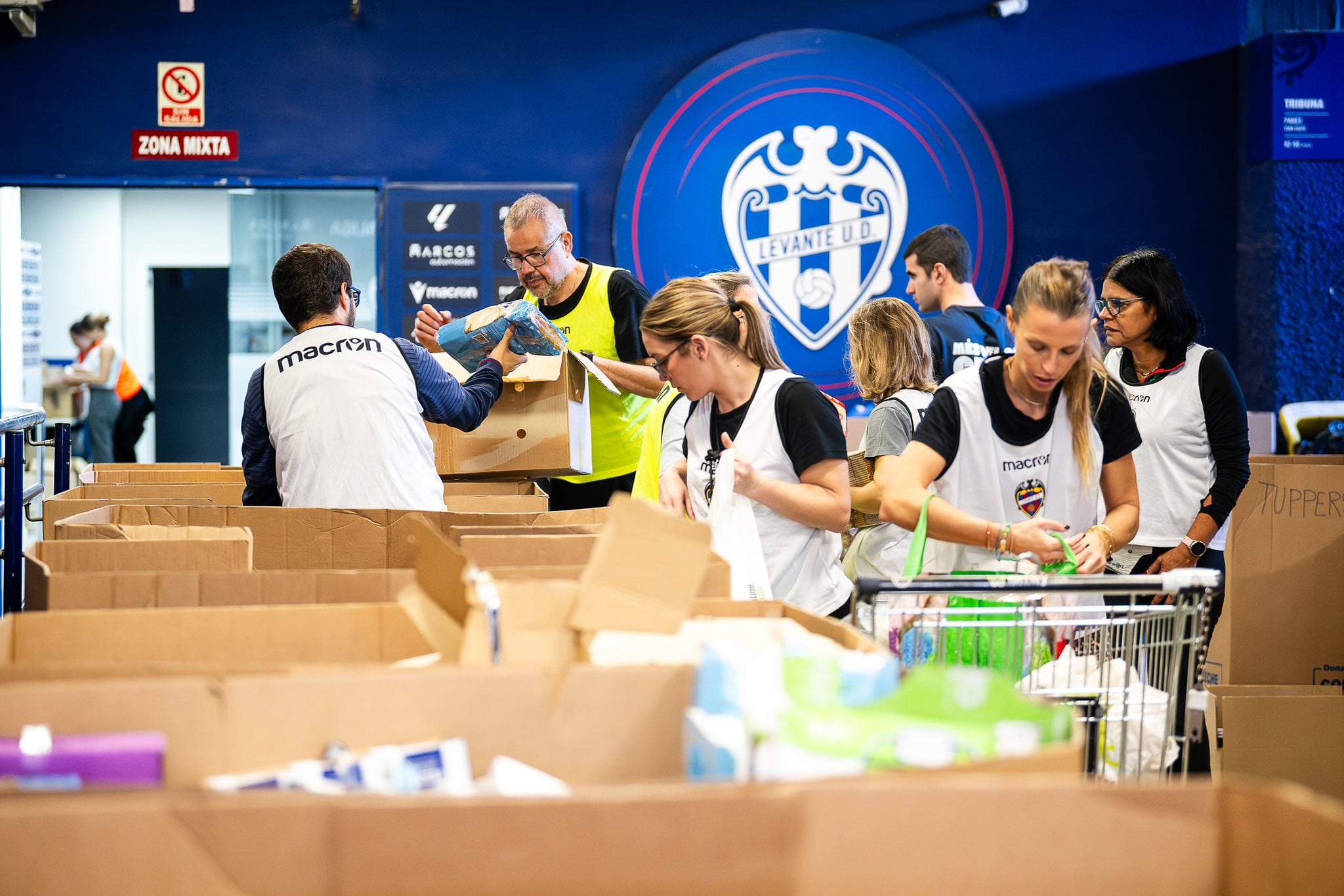 El estadio Ciutat de Valencia se ha convertido en un enclave importante de recogida de ayuda para los afectados por la DANA.