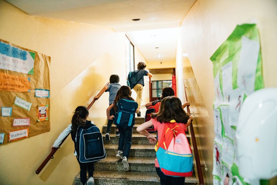 Niños acuden a clase