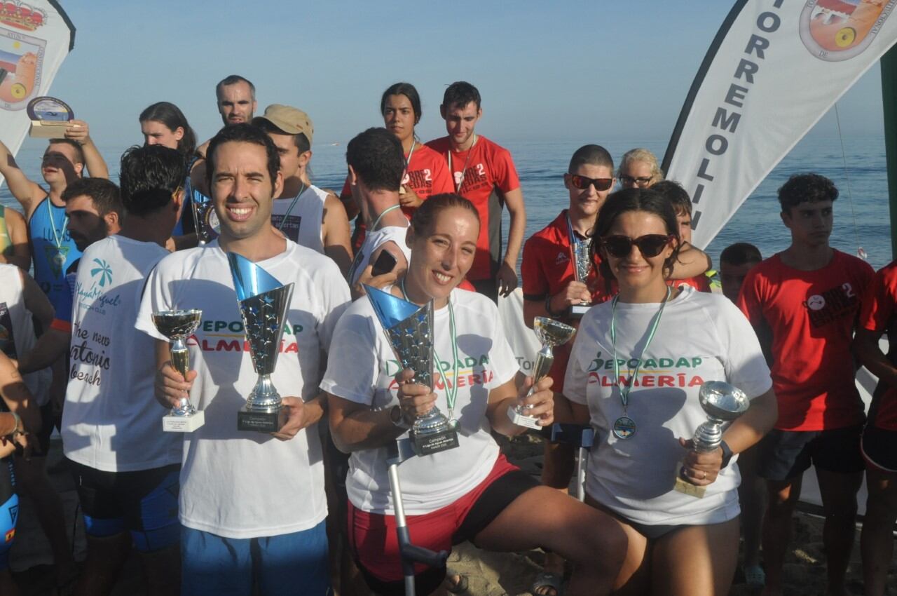 Carlos Tejada con las campeonas.