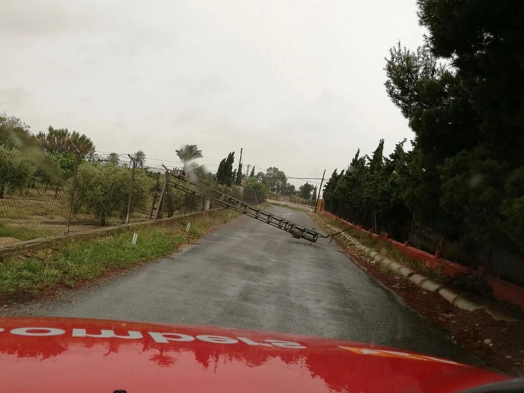 Caída de un poste de luz este sábado en una carretera secundaria en El Altet