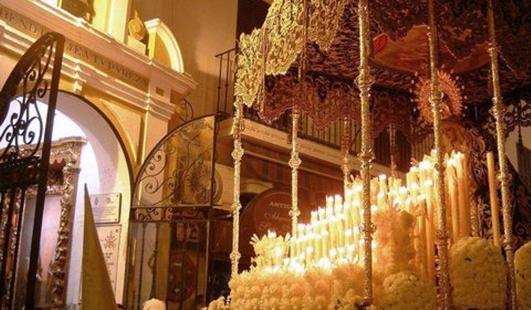 El palio de La Candelaria ante la Pura y Limpia del Postigo en el Martes Santo de 2005