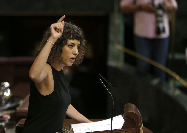 La portavoz de En Marea, Alexandra Fernández, durante su intervención en la segunda sesión del debate de investidura del líder del PP, Mariano Rajoy, en el Congreso de los Diputados