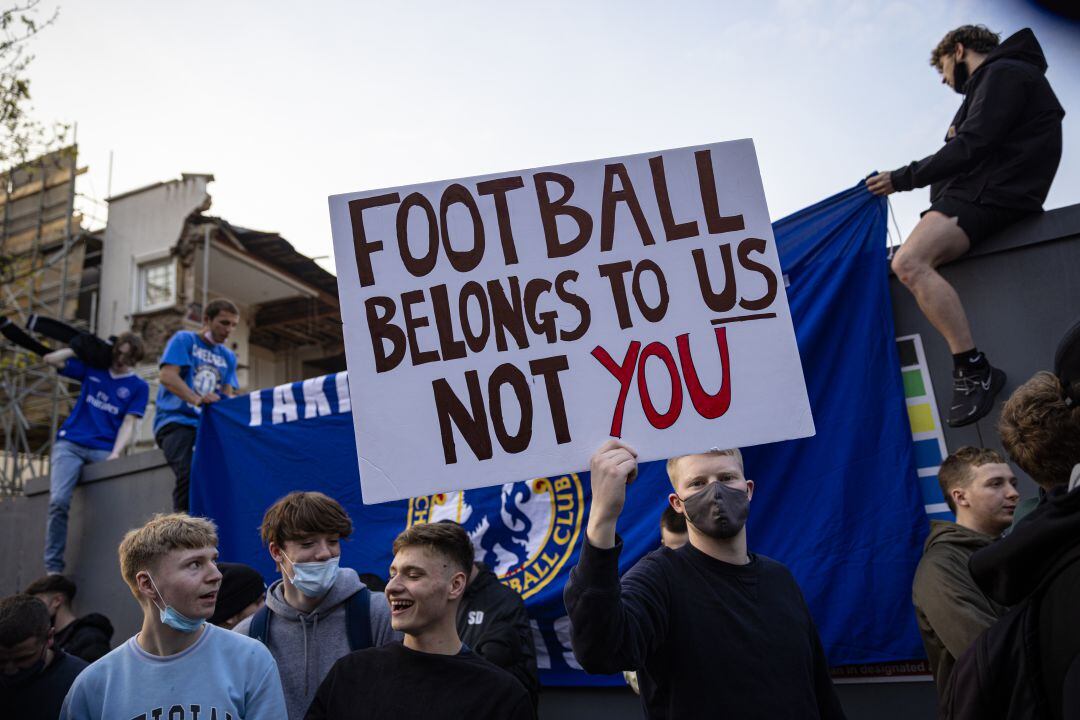 Aficionados del Chelsea FC protestan contra la Superliga