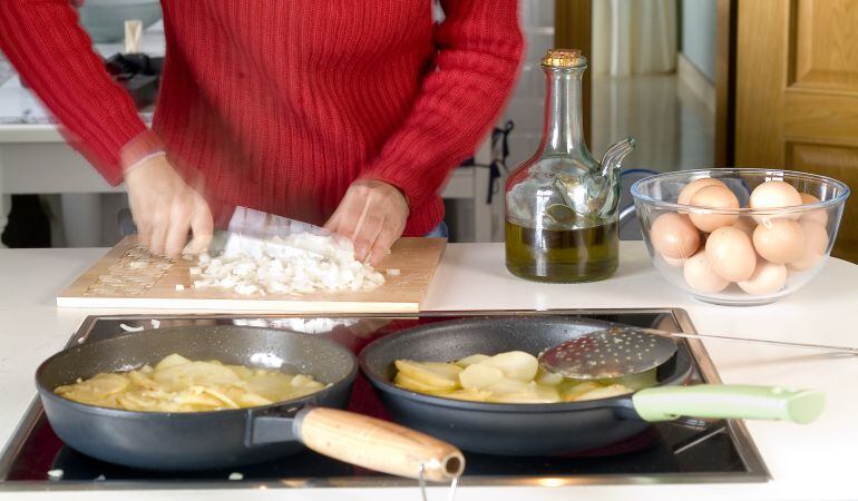 Aceite, patata, huevo, sal y cebolla (o no) es la receta de una tortilla de patatas