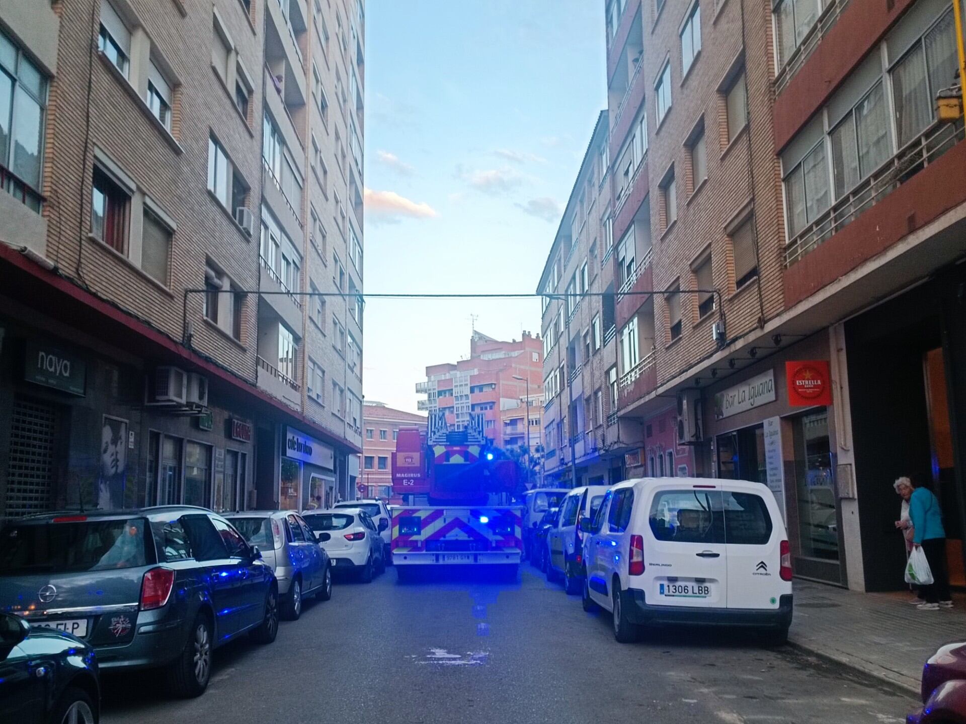 Camión de bomberos en la calle Rafael Gil de Huesca