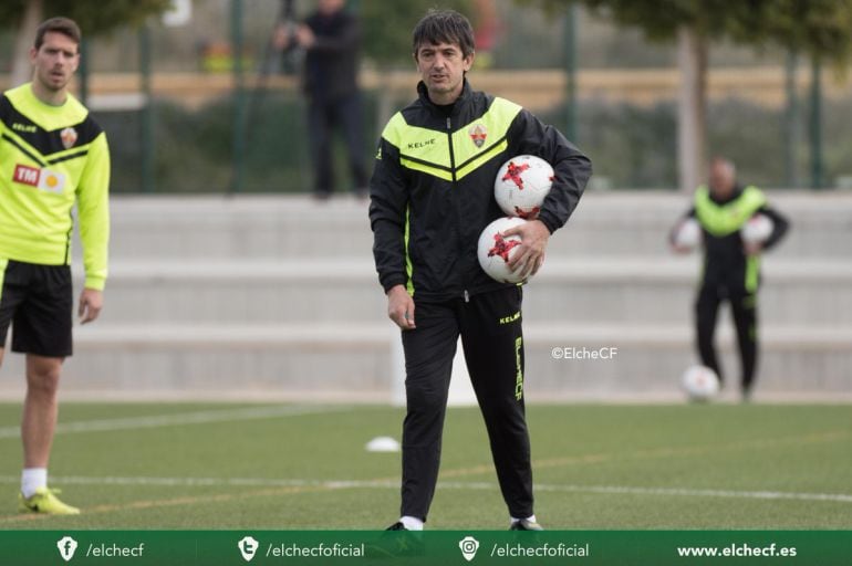 Pacheta dirige una sesión en el campo sintético de la UMH de Elche