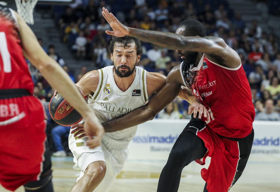 Llull (Real Madrid) intenta una penetración a canasta ante la defensa de Eyenga (Montakit Fuenlabrada)