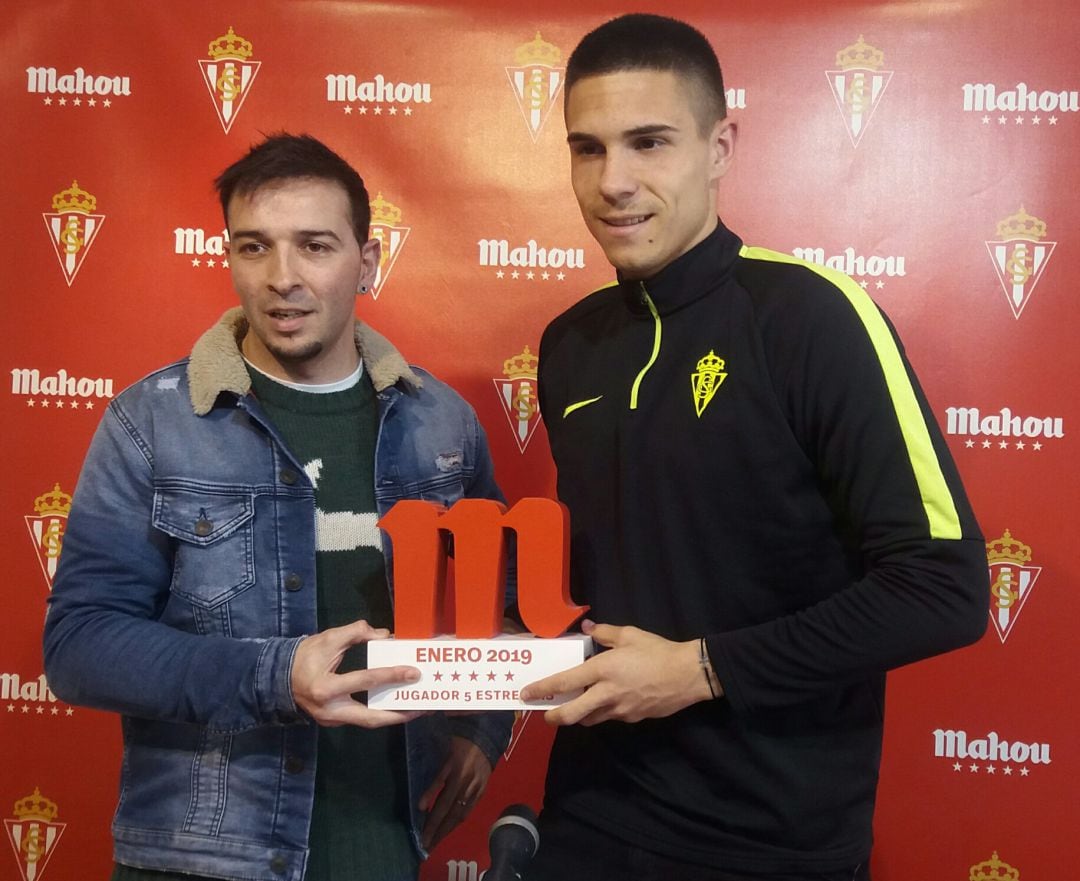 Djurdjevic recibe el trofeo &#039;Jugador Cinco Estrellas&#039; como mejor jugador del Sporting del mes de enero.