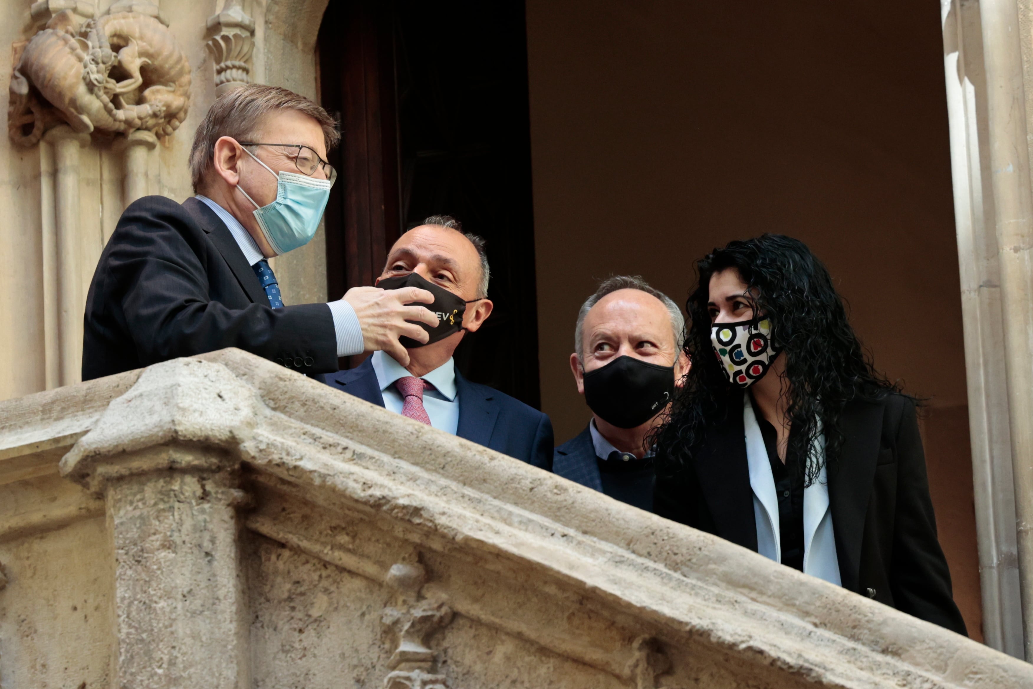 El president de la Generalitat, Ximo Puig (i) junto al presidente de la CEV, Salvador Navarro (2º izq), el secretario general de UGT PV, Ismael Navarro y la secretaria general de CCOO PV, Ana García , momentos antes de la presentación del plan Reactiva de respuesta a la crisis económica generada por la guerra en Ucrania.