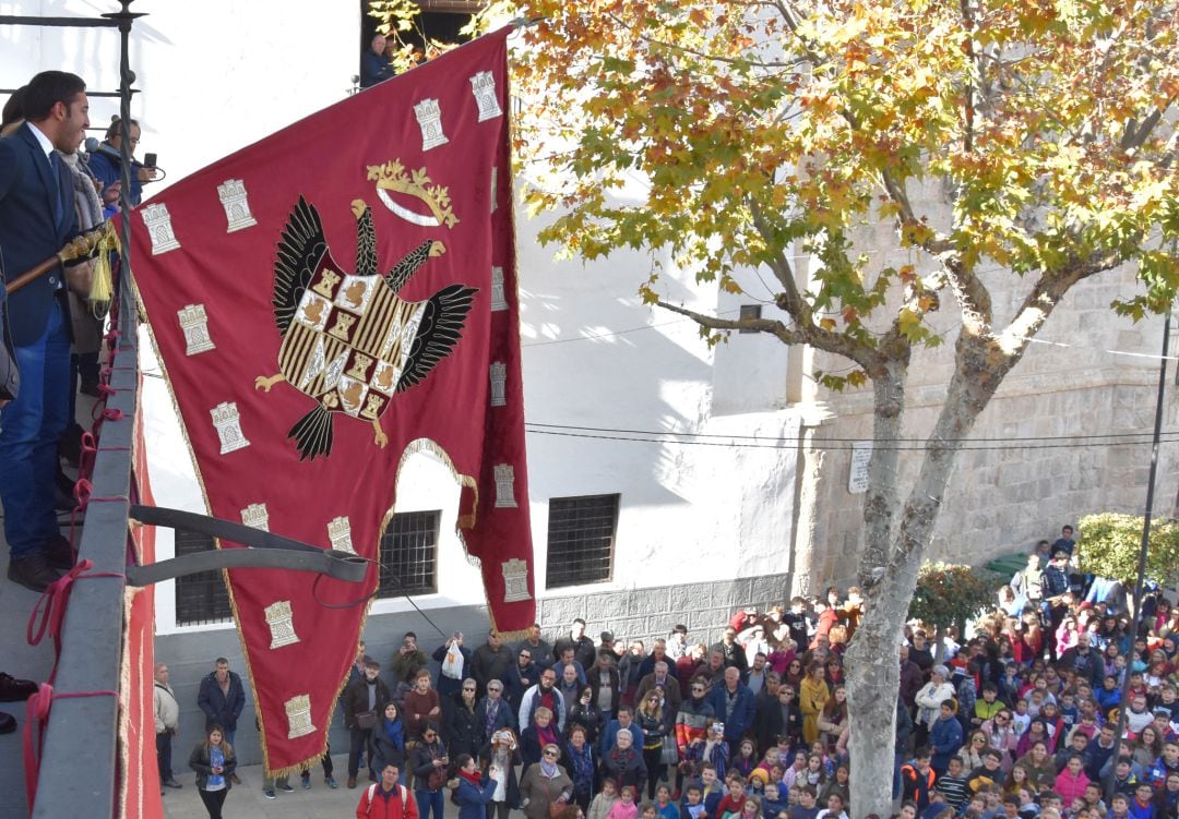 Tremolación del pendón real en el balcón del antiguo Ayuntamiento de Baza