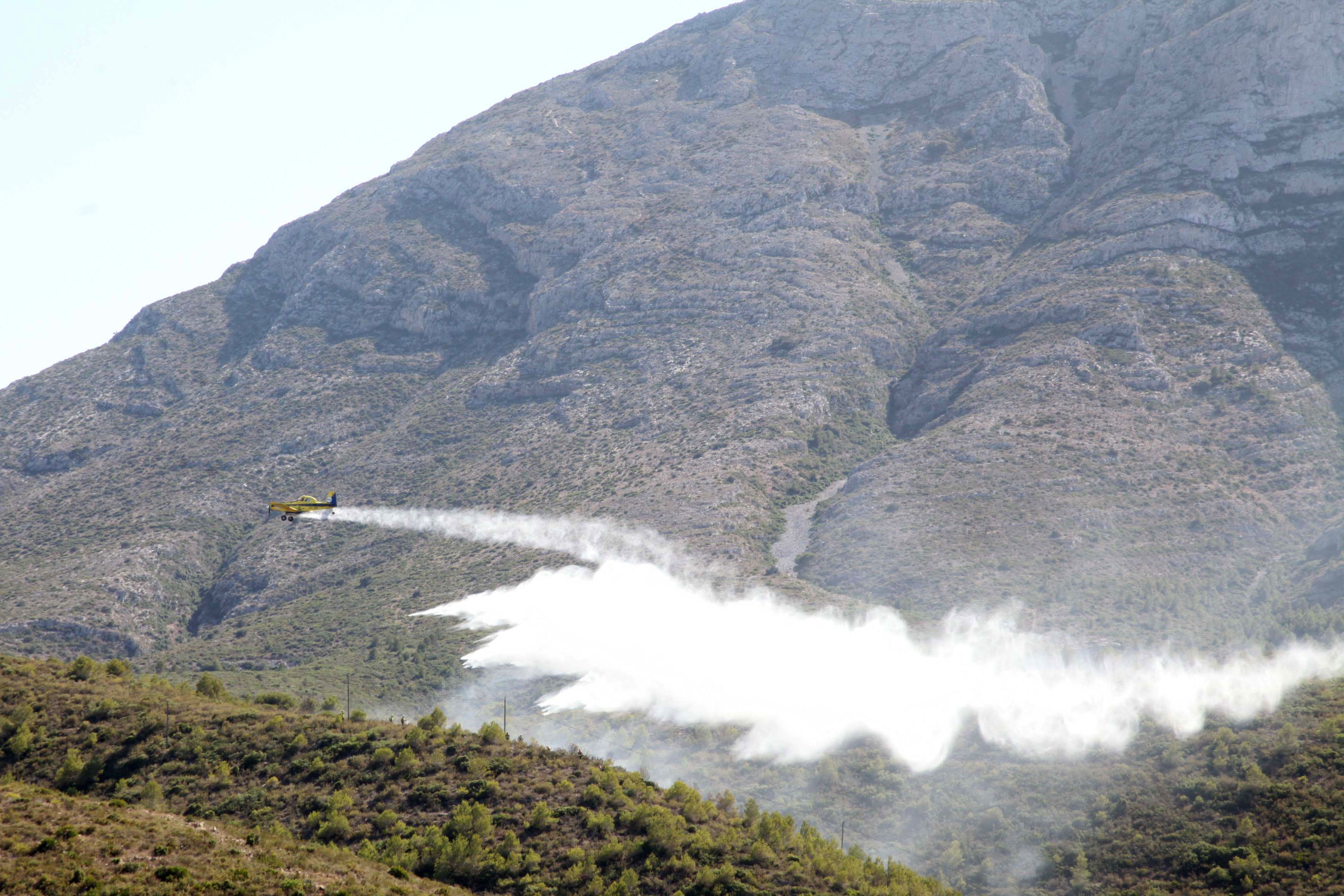 Una avioneta descargando.