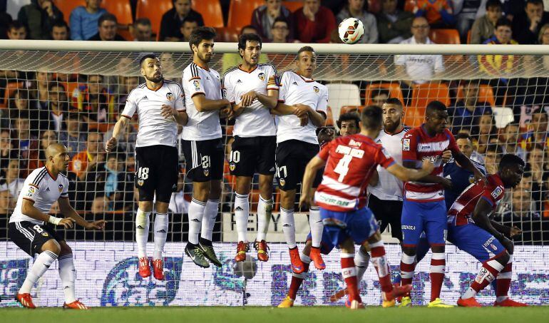 Francisco Manuel Rico intenta superar la barrera formada por los jugadores del Valencia