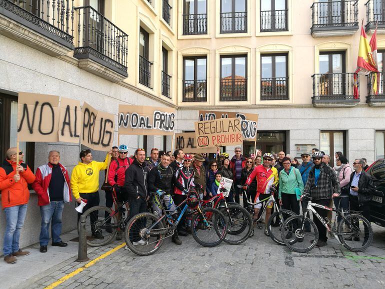 Los ciclistas de los clubes  de Segovia durante la protesta de esta mañana frente a la delegacón de la Junta