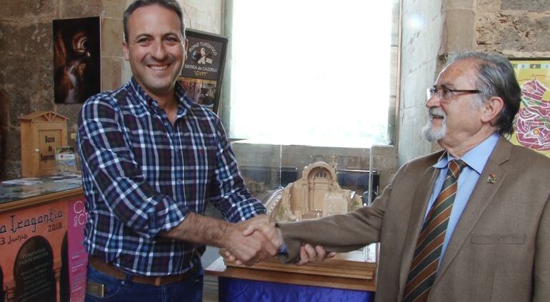 El alcalde de Cazorla, Antonio Jodé Rodriguez recibe la maqueta de las ruinas de Santa María del artista Luis Cruz