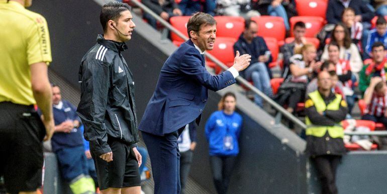 El entrenador del Athletic, José Ángel &quot;Cuco&quot; Ziganda, durante el partido correspondiente a la jornada 36 de LaLiga Santander de fútbol disputado hoy contra el Betis en el estadio de San Mamés Barria de Bilbao