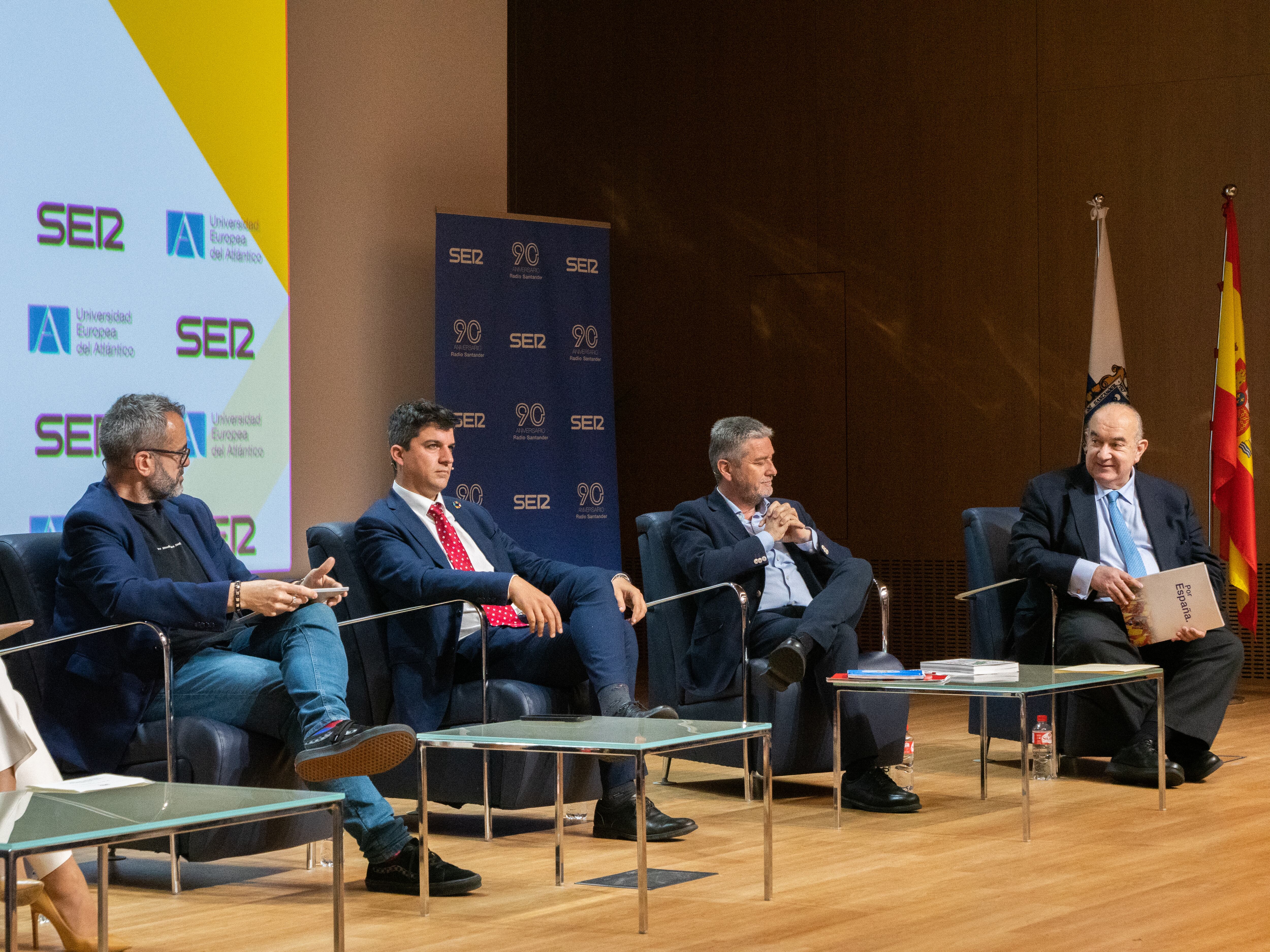 El moderador del debate, junto a los candidatos del PSOE, Daniel Fernández, Cs, Javier Ceruti, y Vox, Emilio del Valle.