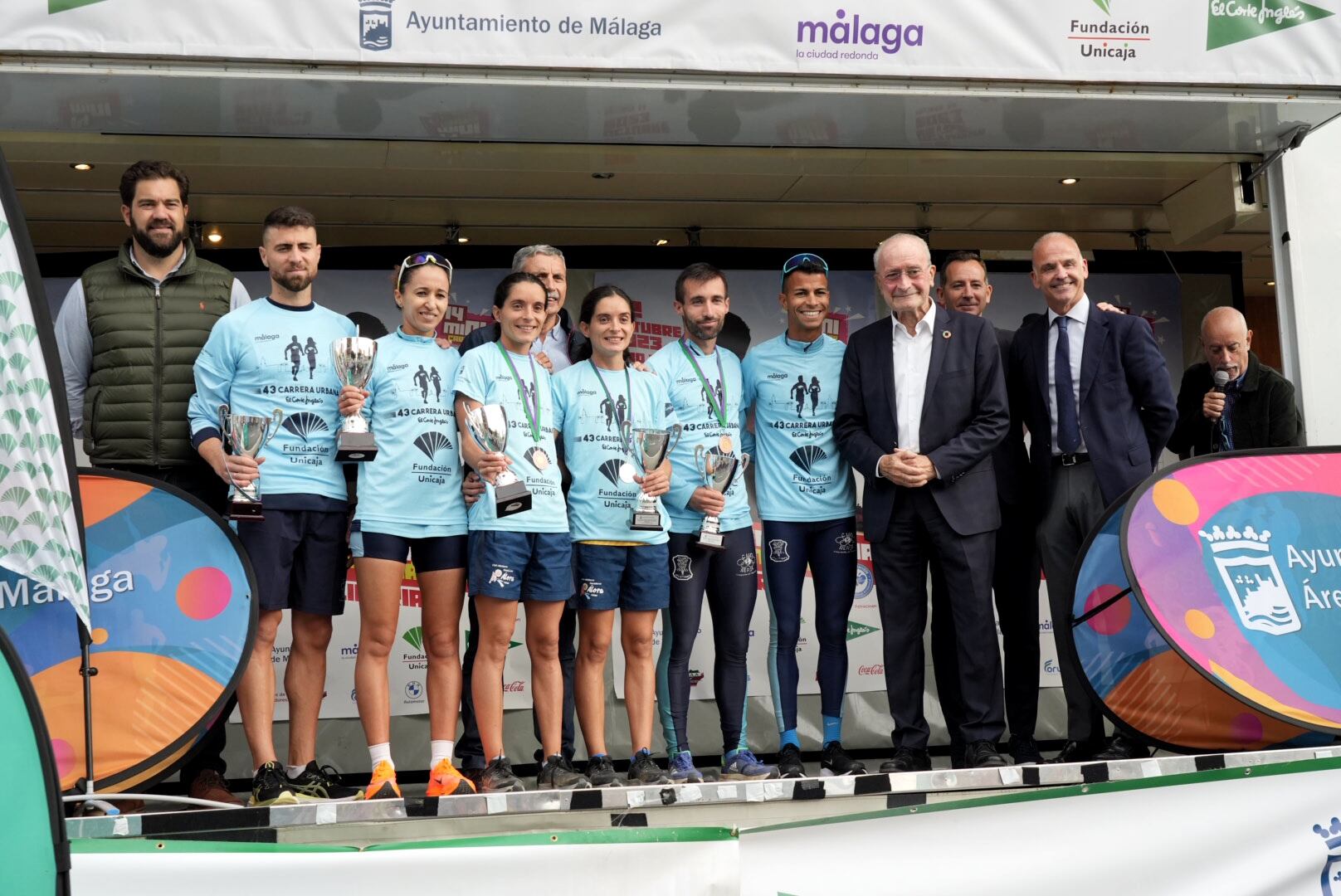 El alcalde, Francisco de la Torre, junto al delegado de Relaciones Institucionales de El Corte Inglés, Eduardo Barrero, y el responsable de Deporte de la Fundación Unicaja, Manuel Dorado, con los ganadores de la 43 Carrera Urbana Ciudad de Málaga