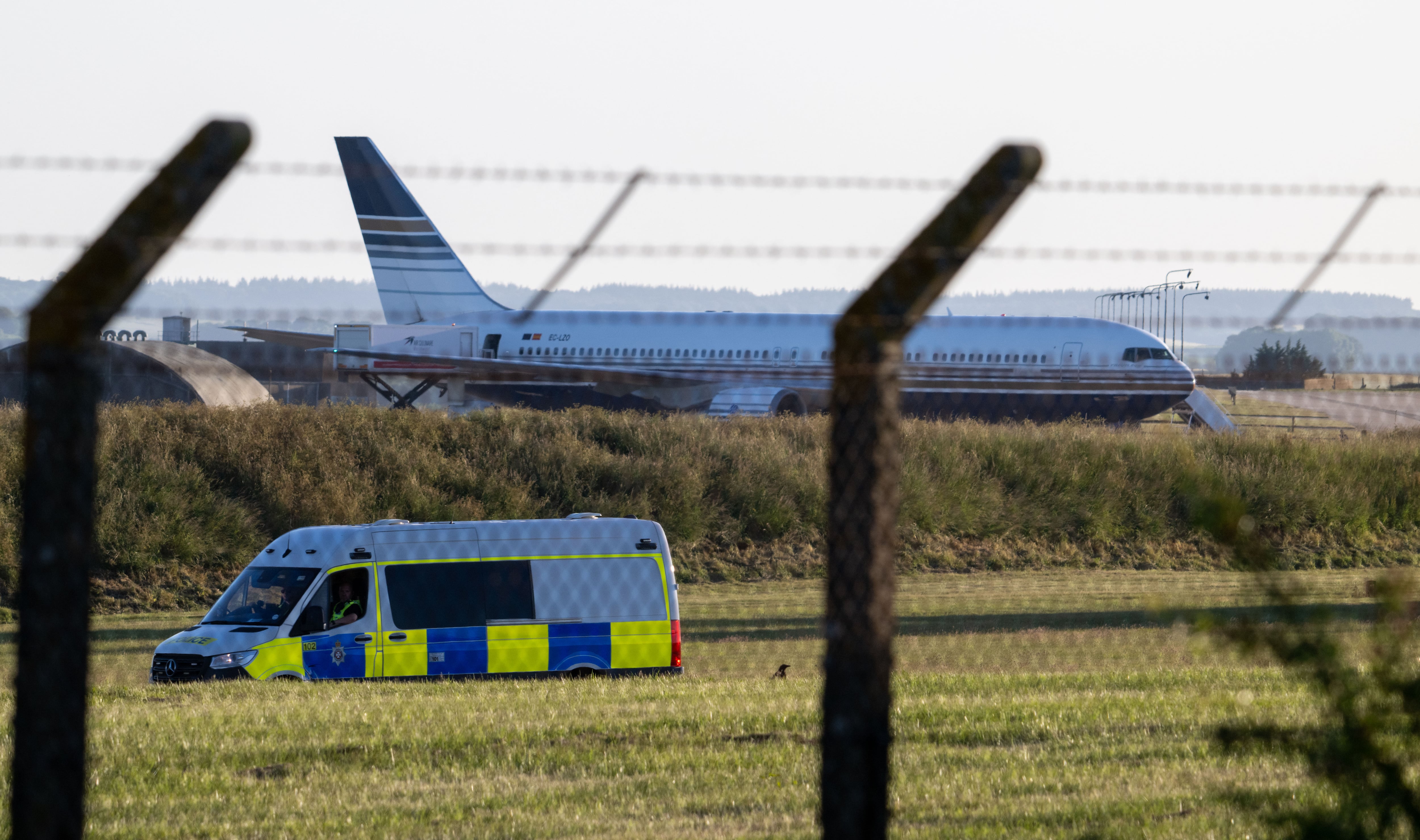 El avión que iba a deportar a los primeros migrantes de Reino Unido a Ruanda