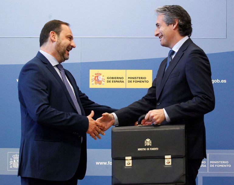 El ministro de Fomento, José Luis Ábalos, recibe la cartera del ministerio del que es titular de manos de su antecesor en el cargo, Íñigo de la Serna.