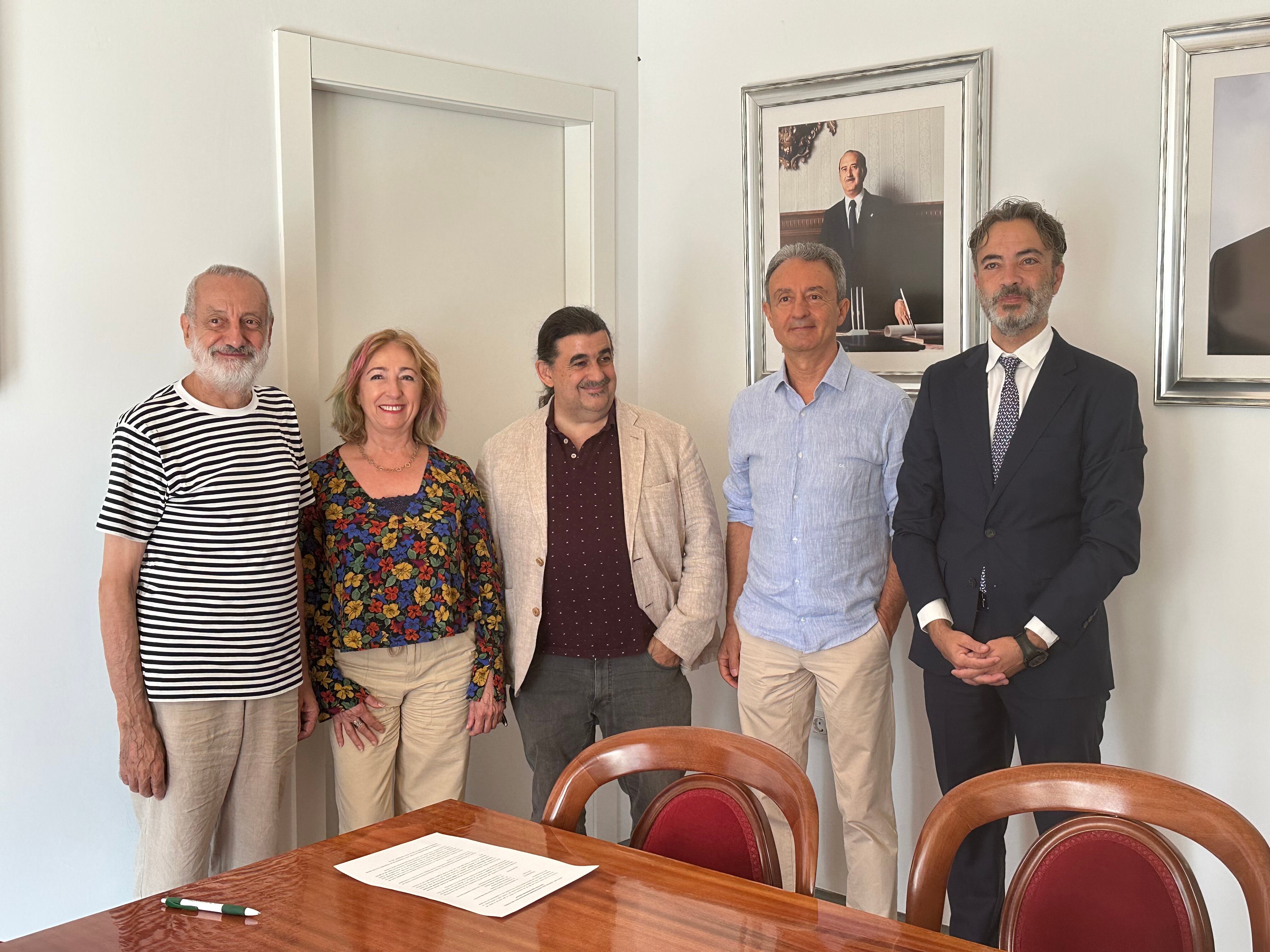 Ganador del Premio Internacional de Poesía "Antonio Machado"