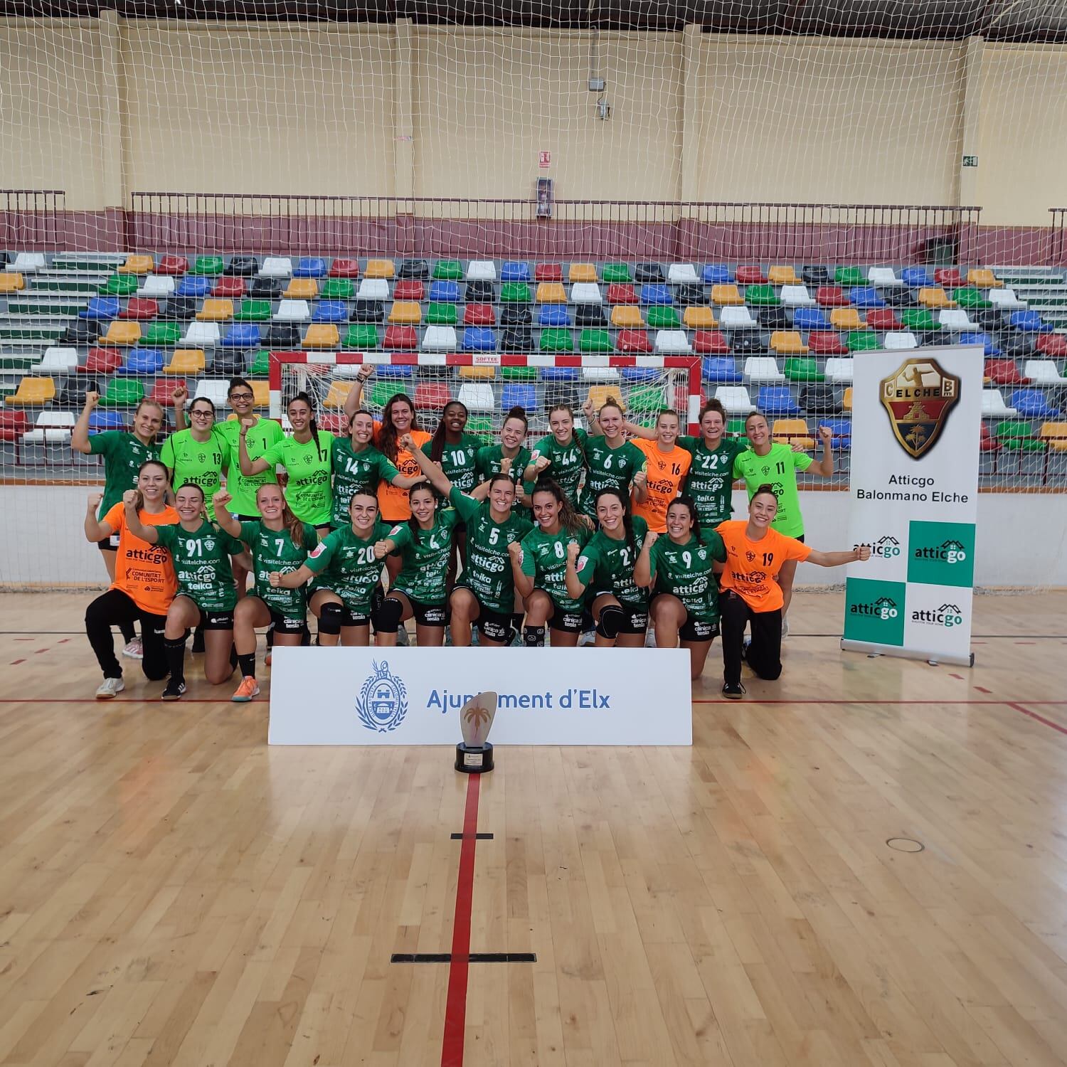 Las jugadoras del Elche Atticgo posan con el Trofeo Festa d&#039;Elx