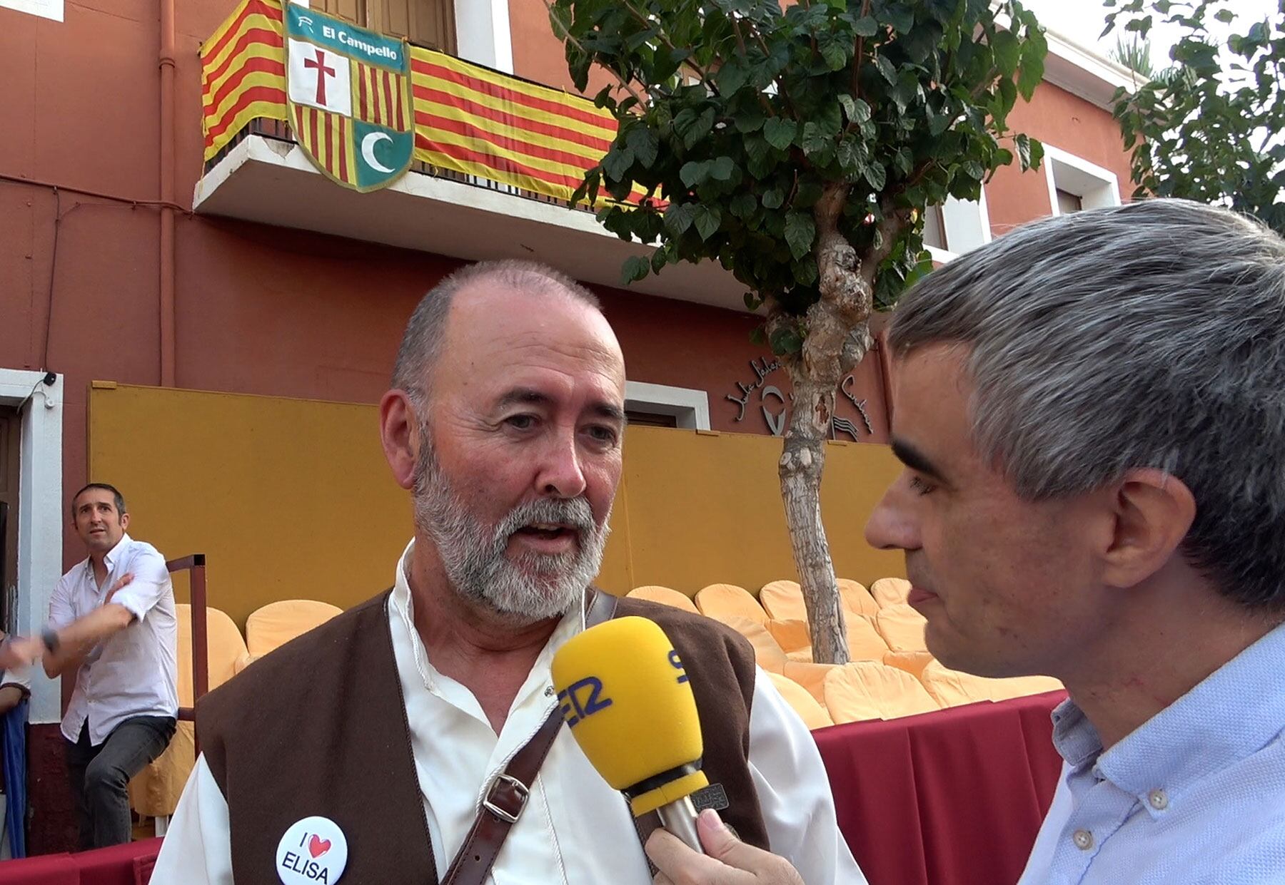 Juanjo Berenguer, alcalde de El Campello, atendiendo a los micrófonos de Radio Alcoy