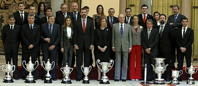 La Familia Real ha presidido la entrega de los Premios Nacionales del Deporte 2010 en un acto que se ha celebrado en el palacio de El Pardo.