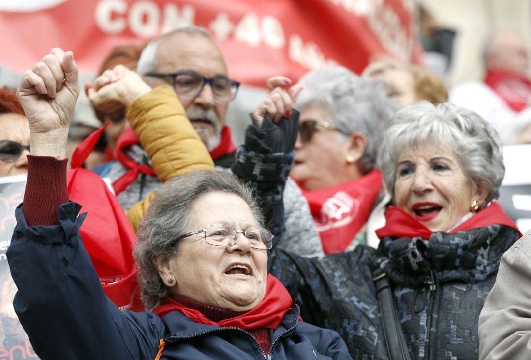 Varios pensionistas vizcaínos durante la movilización este lunes ante el Ayuntamiento de Bilbao para reclamar unas pensiones públicas &quot;dignas&quot;.