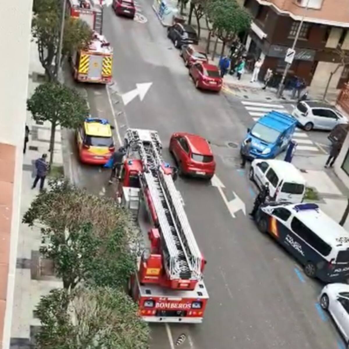 Susto y expectación en la calle Tarbes tras socorrer a una mujer atrapada en el baño de su casa